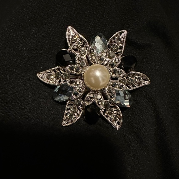 Gorgeous Premier Designs marcasite flower pin/pendant - Picture 2 of 5